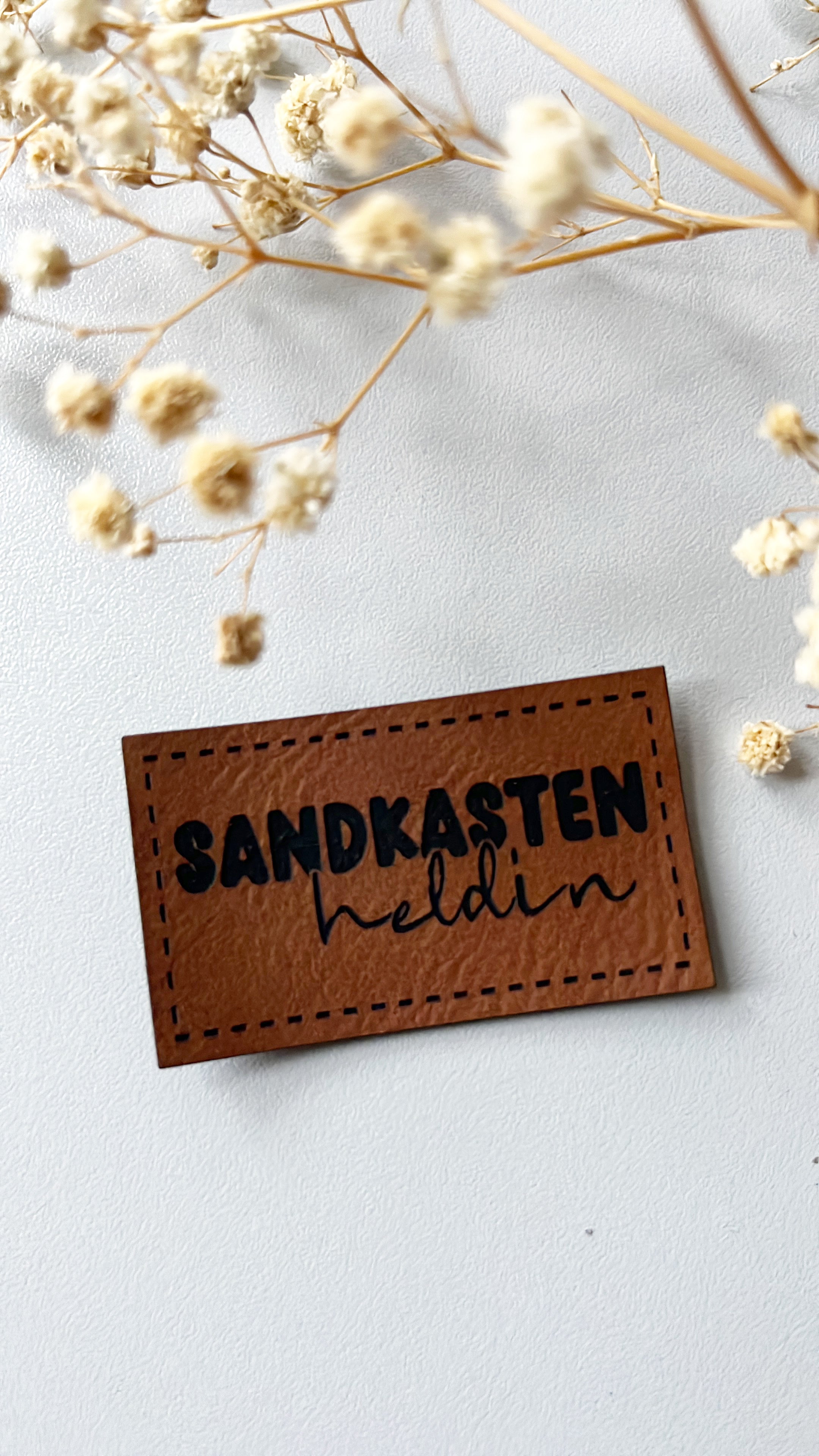 Sandkasten Heldin  Label